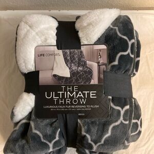 Life Comfort The Ultimate Throw - Dark Gray & White Patterned Faux Fur